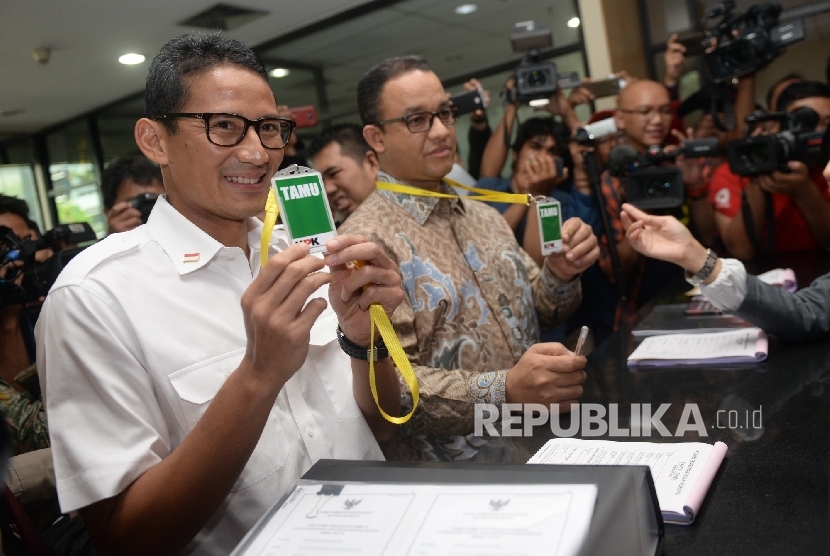  Pasangan Bakal Cagub-Cawagub DKI Jakarta Anies baswedan (kanan) dan Sandiaga Uno mendatangi Gedung KPK, Jakarta, Kamis (29/9).