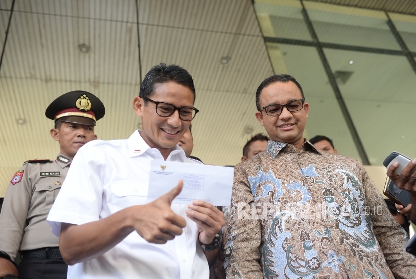  Pasangan Bakal Cagub-Cawagub DKI Jakarta Anies baswedan (kanan) dan Sandiaga Uno keluar dari Gedung KPK, Jakarta, Kamis (29/9).