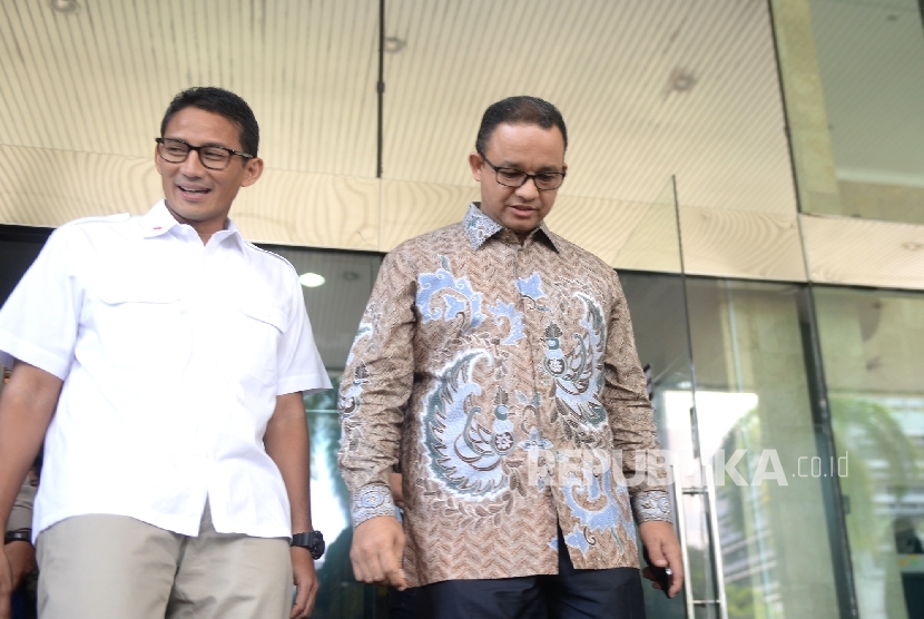  Pasangan Bakal Cagub-Cawagub DKI Jakarta Anies baswedan (kanan) dan Sandiaga Uno keluar dari Gedung KPK, Jakarta, Kamis (29/9).