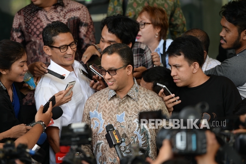 Pasangan Bakal Cagub-Cawagub DKI Jakarta Anies baswedan (kanan) dan Sandiaga Uno keluar dari Gedung KPK, Jakarta, Kamis (29/9).