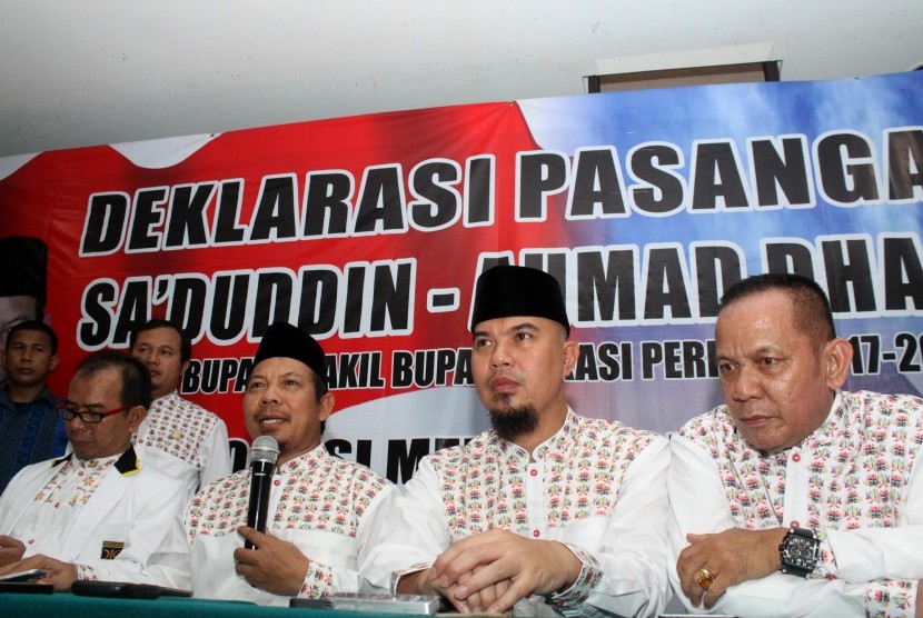 Pasangan bakal calon Bupati dan Wakil Bupati Bekasi, Sa'duddin (kedua kiri) dan Ahmad Dhani (kedua kanan), didampingi pimpinan partai pengusung memberikan pernyataan saat deklarasi di kawasan Tambun Selatan, Kabupaten Bekasi, Jawa Barat, Minggu (18/9). 
