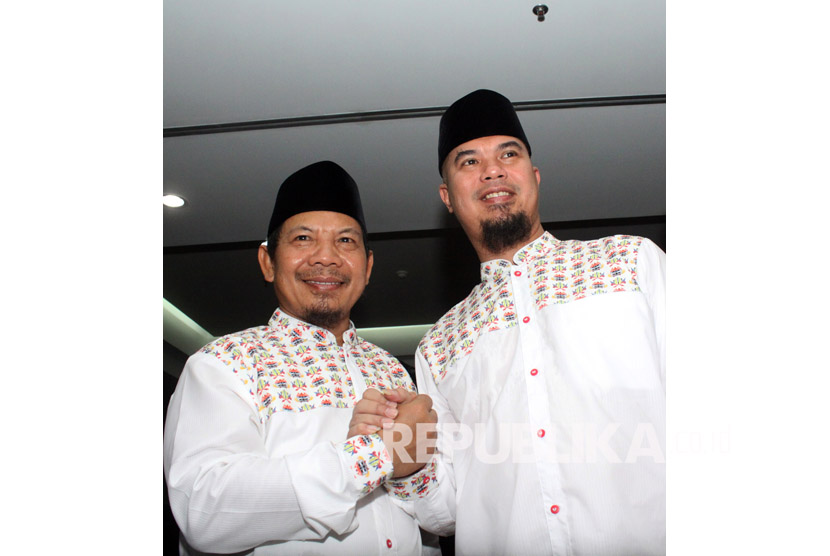 Pasangan bakal calon bupati dan wakil bupati Bekasi, Sa'duddin (kiri) dan Ahmad Dhani.