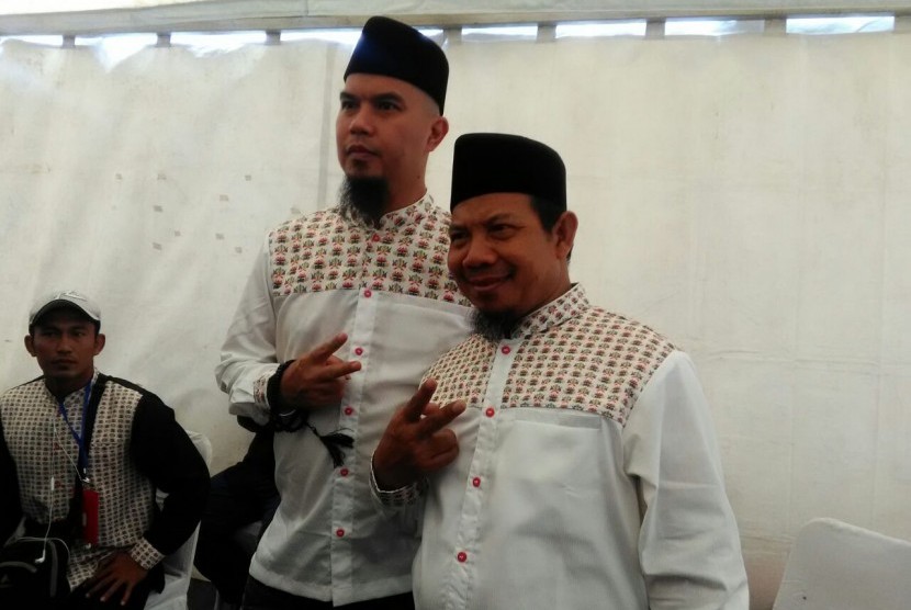 Pasangan bakal calon Bupati dan Wakil Bupati Bekasi, Sa'duddin (kanan) dan Ahmad Dhani (kiri) 