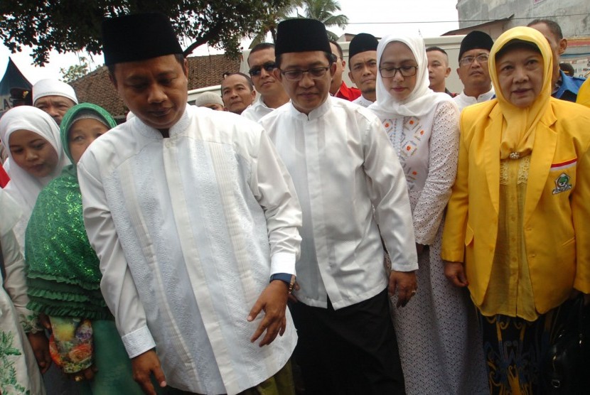 Pasangan bakal calon Bupati Tasikmalaya Uu Ruzhanul Ulum (kiri) dan wakilnya Ade Sugianto (kanan) tiba di Kantor KPU Kabupaten Tasikmalaya untuk mendaftar pada pemilihan kepala daerah (Pilkada) 2015, Singaparna, Jawa Barat, Selasa (28/7).