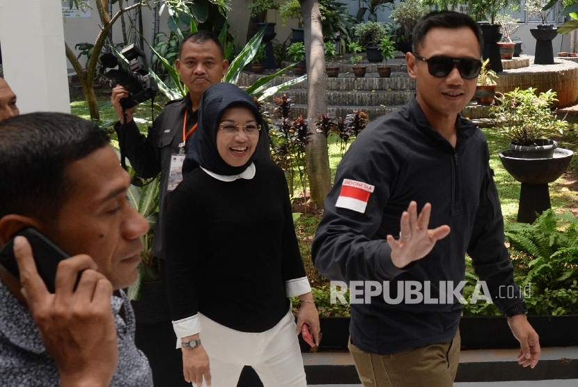Calon Gubernur DKI Jakarta Agus Harimurti Yudhoyono (kanan).