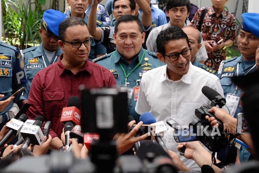 Pasangan bakal calon gubernur dan calon wakil gubernur DKI Jakarta Anies Baswedan dan Sandiaga Uno seusai menjalani psikotes di RSAL Mintohardjo, Jakarta, Ahad (25/9). 