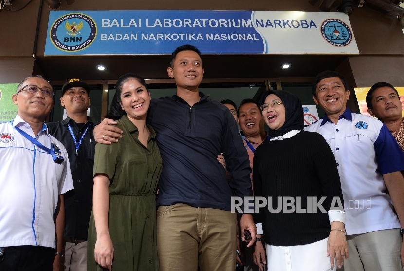 Pasangan bakal calon gubernur dan calon wakil gubernur DKI Jakarta Agus Harimurti Yudhoyono dan Sylviana Murni seusai menjalani tes bebas narkoba di BNN, Jakarta, Ahad (25/9).