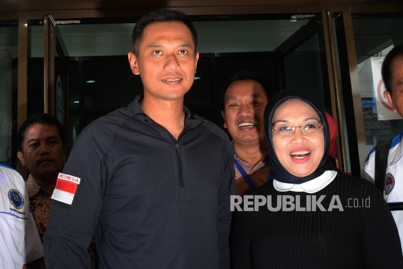 Pasangan bakal calon gubernur dan calon wakil gubernur DKI Jakarta Agus Harimurti Yudhoyono dan Sylviana Murni seusai menjalani tes bebas narkoba di BNN, Jakarta, Ahad (25/9). 