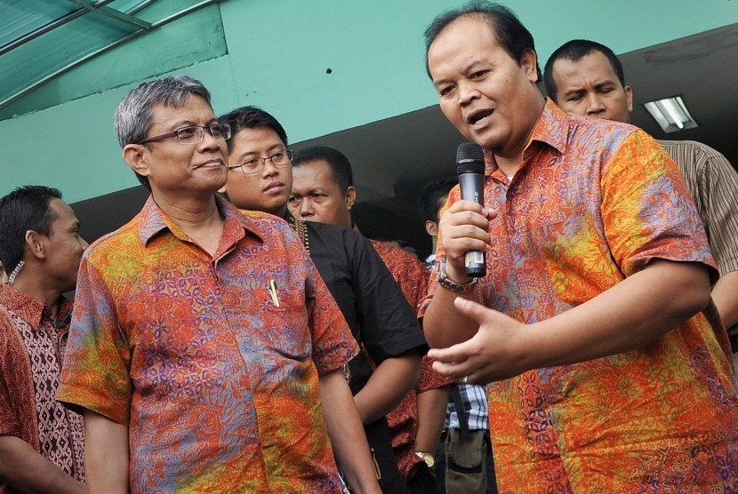 Pasangan Bakal Calon Gubernur dan Wagub DKI 2012-2017 Hidayat Nur Wahid (kanan) dan Didik J Rachbini (kiri) usai menjalani tes kesehatan di RSAD, Jakarta, Senin (9/4). 