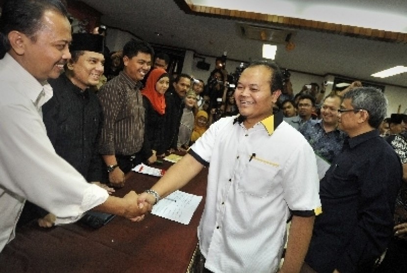 Pasangan Bakal Calon Gubernur dan Wagub DKI Hidayat Nur Wahid (tengah) dan Didik J Rachbini (kanan) saat pendaftaran di KPUD, Jakarta, Senin (19/3) lalu.