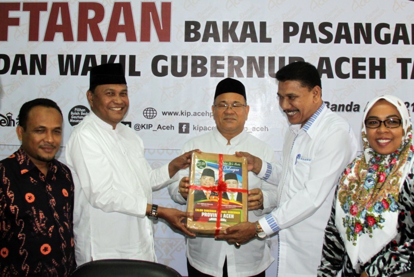 Pasangan bakal calon gubernur dan wakil gubernur Aceh dari jalur independen, Abdullah Puteh (kedua kiri) dan Sayed Mustafa (kedua kanan) menyerahkan berkas pendaftaran kepada anggota komisioner Komisi Independen Pemilihan (KIP) Aceh di Banda Aceh.
