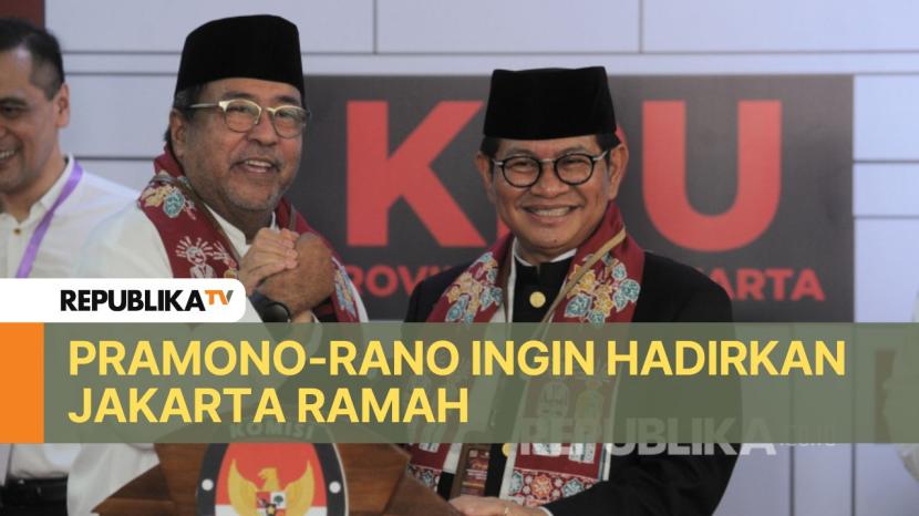 Pasangan bakal calon gubernur dan wakil gubernur DKI Jakarta Pramono Anung (kanan) dan Rano Karno (kiri) berfoto dengan pose salam komando usai mendaftar di kantor KPU DKI Jakarta, Rabu (28/8/2024). Pasangan Pramono-Rano menjadi pendaftar pertama bakal calon gubernur dan wakil gubernur DKI Jakarta sebagai peserta dalam Pilgub DKI Jakarta 2024 dengan dukungan PDI Perjuangan. Seusai pendaftaran, KPU DKI Jakarta akan melakukan verifikasi data dan berkas bakal calon gubernur dan wakil gubernur sebelum ditetapkan sebagai calon gubernur dan wakil gubernur.