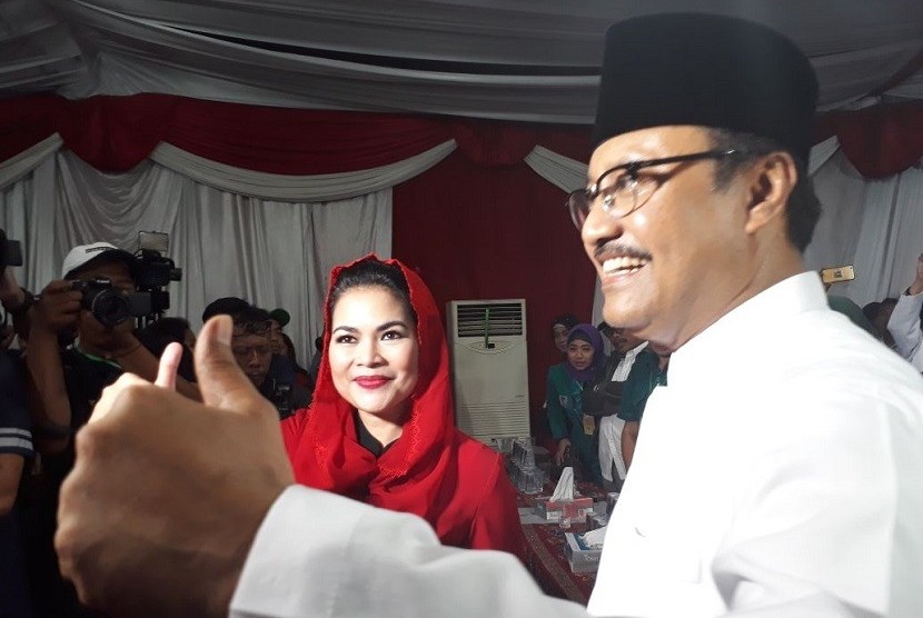 Pasangan bakal calon gubernur dan wakil gubernur Jawa Timur, Saifullah Yusuf (Gus Ipul) dan Puti Guntur Soekarno mendatangi kantor Komisi Pemilihan Umum Provinsi Jawa Timur.