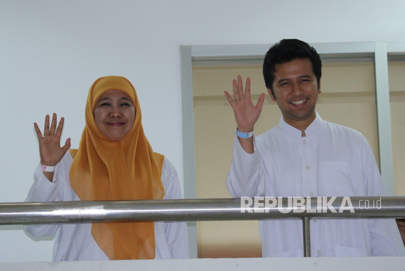 Pasangan bakal calon Gubernur dan Wakil Gubernur Jawa Timur Khofifah Indar Parawansa (kiri) dan Emil Elestianto Dardak (kanan) menjalani tes kesehatan tahap kedua di Graha Amerta RSUD Dr Soetomo Surabaya, Jawa Timur, Jumat (12/1). 