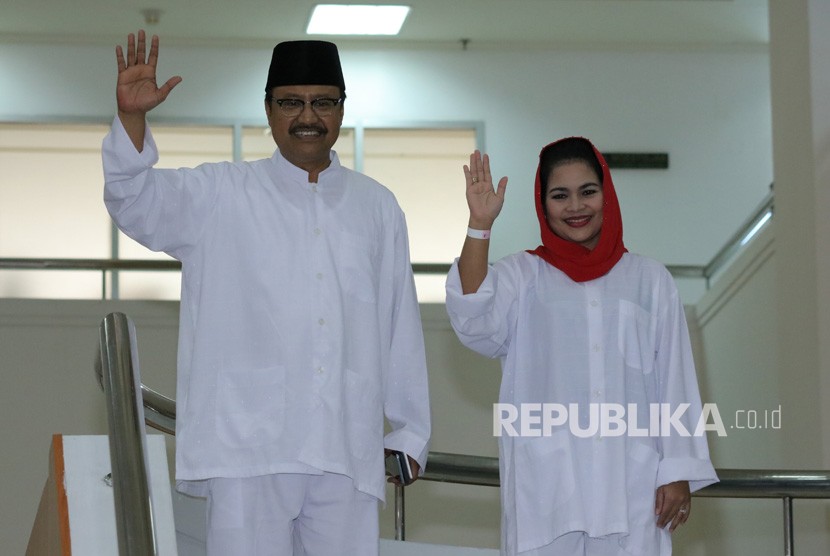 Pasangan bakal calon Gubernur dan Wakil Gubernur Jawa Timur Saifullah Yusuf (kiri) dan Puti Guntur Soekarno (kanan) bersiap menjalani tes kesehatan tahap kedua di Graha Amerta RSUD Dr Soetomo Surabaya, Jawa Timur, Jumat (12/1).