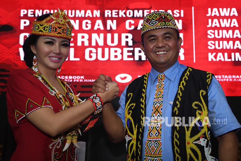 Pasangan bakal calon Gubernur dan Wakil Gubernur Kalbar Karolin Margret Natasa (kiri) dan Suryadman Gidot berjabat tangan saat pengumuman cagub-cawagub yang diusung PDIP di kantor DPP PDIP, Lenteng Agung, Jakarta Selatan, Ahad (7/1).
