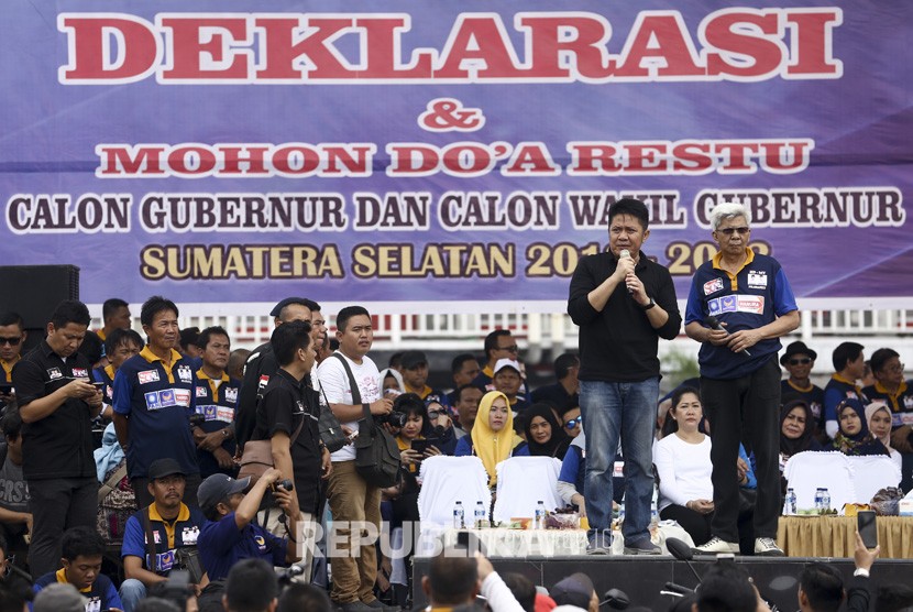 Pasangan bakal cagub dan cawagub Provinsi Sumsel Herman Deru (kiri)-Mawardi Yahya (kanan) berpidato di hadapan para pendukungnya saat deklarasi sebagai bakal cagub dan cawagub. Namun kini, Mawardi dicopot posisinya sebagai ketua DPD Golkar Kabupaten Ogan Ilir, Sumsel  