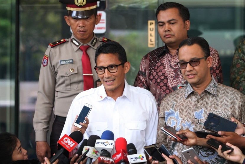 Pasangan bakal calon Gubernur DKI Jakarta Anies Rasyid Baswedan (kanan) dan bakal calon Wagub Sandiaga Uno (kiri) menjawab pertanyaan wartawan seusai menyerahkan Laporan Harta Kekayaan Penyelenggara Negara (LHKPN) di gedung KPK, Jakarta, Kamis (29/9).