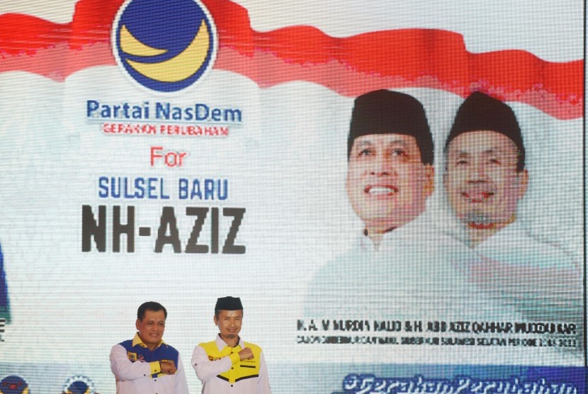 Pasangan bakal calon Gubernur Sulsel Nurdin Halid (kiri) dan wakilnya Aziz Qahar Mudzakkar (kanan) melakukan salam satu hati pada deklarasi dukungan Partai Nasdem terhadap pasangan tersebut di Makassar, Sulawesi Selatan, Kamis (14/9).