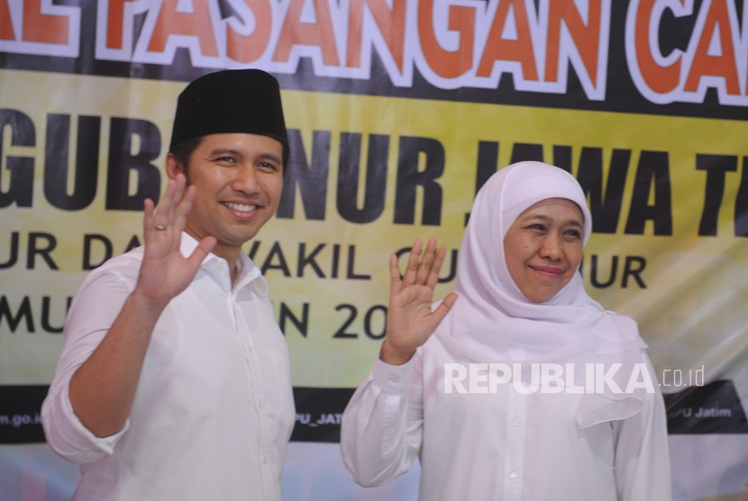 Pasangan bakal calon Gubernur-Wakil Gubernur Jawa Timur Khofifah Indar Parawansa (kanan)-Emil Elestianto Dardak (kedua kanan).