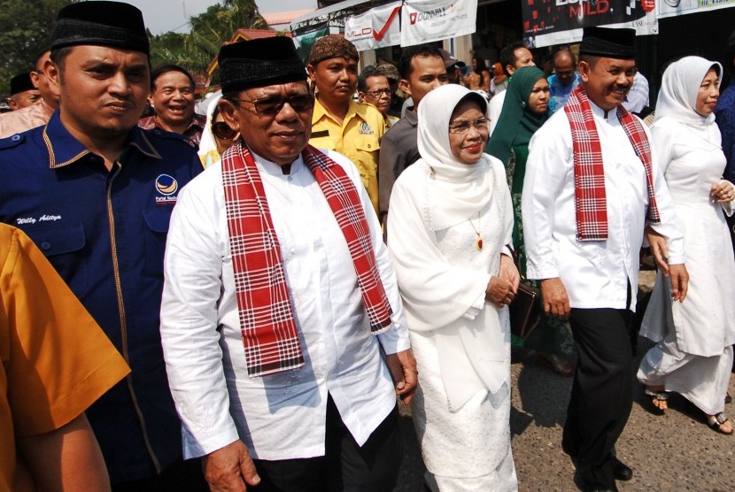 Pasangan bakal calon Gubernur/Wakil Gubernur Sumbar, Muslim Kasim (kedua kiri) dan Fauzi Bahar (kedua kanan), berjalan menuju kantor KPU Sumbar untuk mendaftar, di Padang, Selasa (28/7).