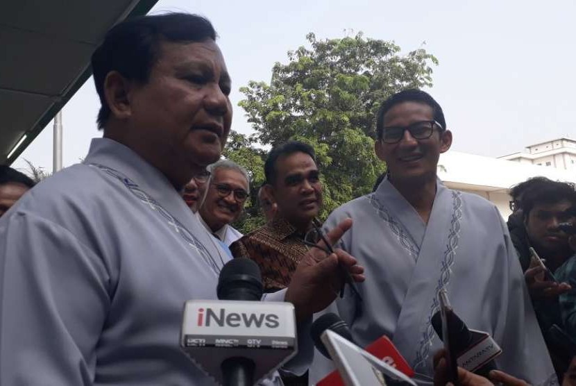 Pasangan bakal calon presiden (bacapres) Prabowo Subianto dan bakal calon wakil presiden (bacawapres) Sandiaga Salahuddin Uno mengenakan pakaian pasien bermodel kimono ketika menjalani tahapan tes kesehatan di Rumah Sakit Pusat Angkatan Darat (RSPAD) Gatot Soebroto, Jakarta, pada Senin (13/8) pagi. 