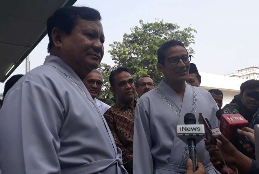 Pasangan bakal calon presiden (bacapres) Prabowo Subianto dan bakal calon wakil presiden (bacawapres) Sandiaga Salahuddin Uno mengenakan pakaian pasien bermodel kimono ketika menjalani tahapan tes kesehatan di Rumah Sakit Pusat Angkatan Darat (RSPAD) Gatot Soebroto, Jakarta, pada Senin (13/8) pagi. 