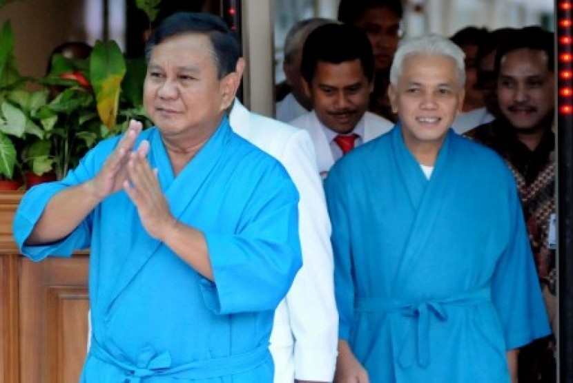 Pasangan bakal calon presiden dan wakil presiden dari poros Partai Gerakan Indonesia Raya (Gerindra) - Partai Amanat Nasional (PAN) Prabowo Subianto (kiri) dan Hatta Rajasa (kanan) mengenakan baju piyama saat akan menjalani tes kesehatan di Rumah Sakit Pus