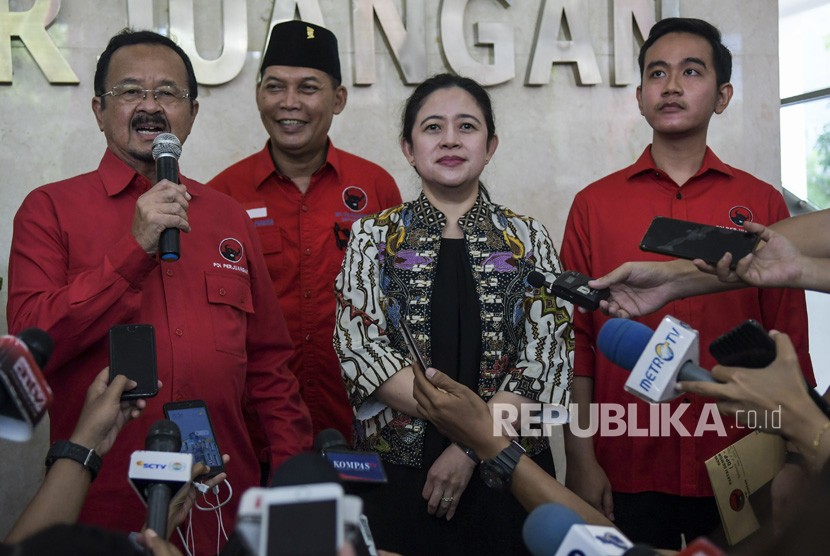 Pasangan bakal calon Wali Kota Solo Achmad Purnomo (kiri) dan Teguh Prakosa (kedua kiri) disaksikan Ketua Bidang Pemerintahan, Pertahanan dan Keamanan PDI Perjuangan Puan Maharani (kedua kanan) dan bakal calon Wali Kota Solo Gibran Rakabuming Raka (kanan) memberi keterangan pers usai menjalani uji kelayakan dan kepatutan penjaringan calon Wali Kota Solo di Kantor DPP PDI Perjuangan, Menteng, Jakarta, Senin (10/2/2020).