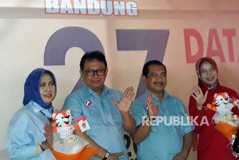 Pasangan balon wali kota-wali kota Bandung, Yossi Irianto-Aries Supriatna mendaftar ke KPU Kota Bandung Jalan Soekarno-Hatta, Rabu (10/1).