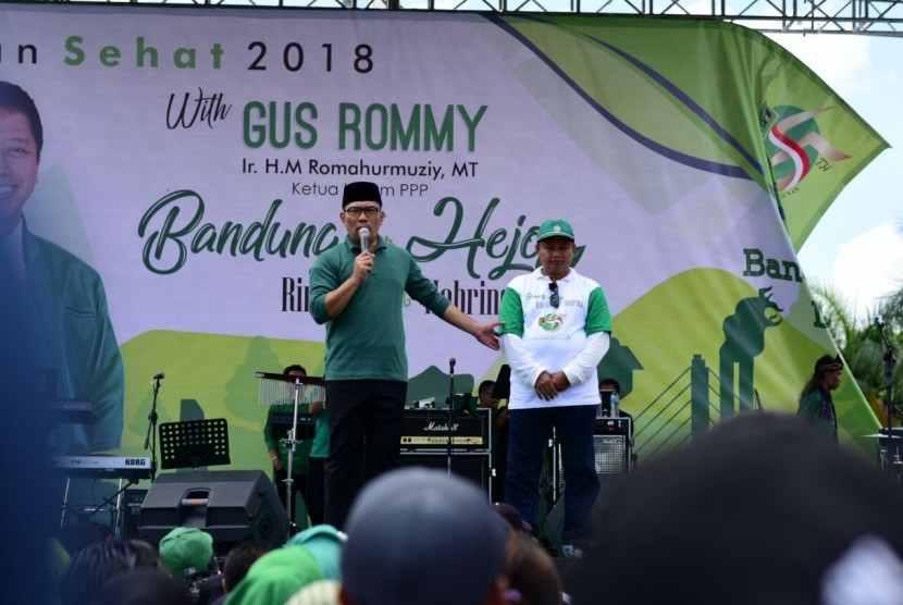 Pasangan Balongub dan Balonwagub Jabar 2018 Ridwan Kamil dan Uu Ruzhanul Ulum (Rindu) dalam acara jalan santai memeringati HUT PPP ke-46 di Lapangan Tegallega, Kota Bandung, Ahad (11/2). 