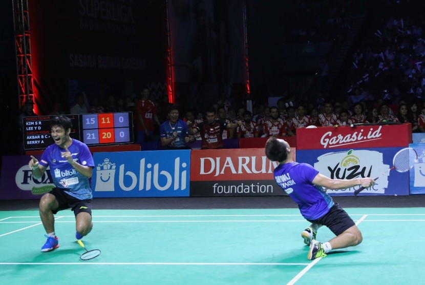 Pasangan Berry Angriawan/Akbar Bintang Cahyono meluapkan kegembiraannya setelah menjadi penentu kemenangan PB Djarum Kudus melawan Musica Trinity, 3-1 di babak final Djarum Superliga Badminton, Ahad (24/2).