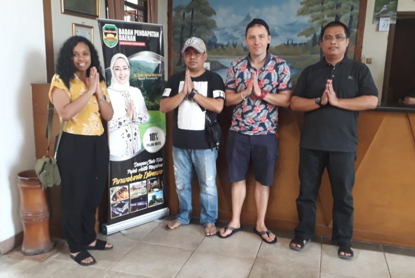 Pasangan bule asal Irlandia ini, akan promosikan objek wisata Kabupaten Purwakarta di Eropa. 