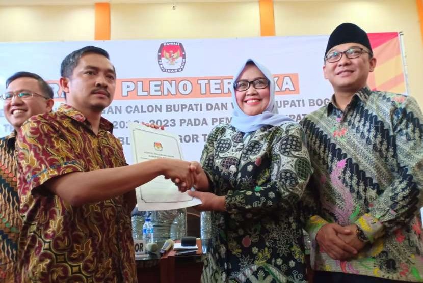 Pasangan Bupati dan Wakil Bupati Bogor 2018-2023 terpilih, Ade Yasin (dua dari kanan) dan Iwan Setiawan (paling kanan).