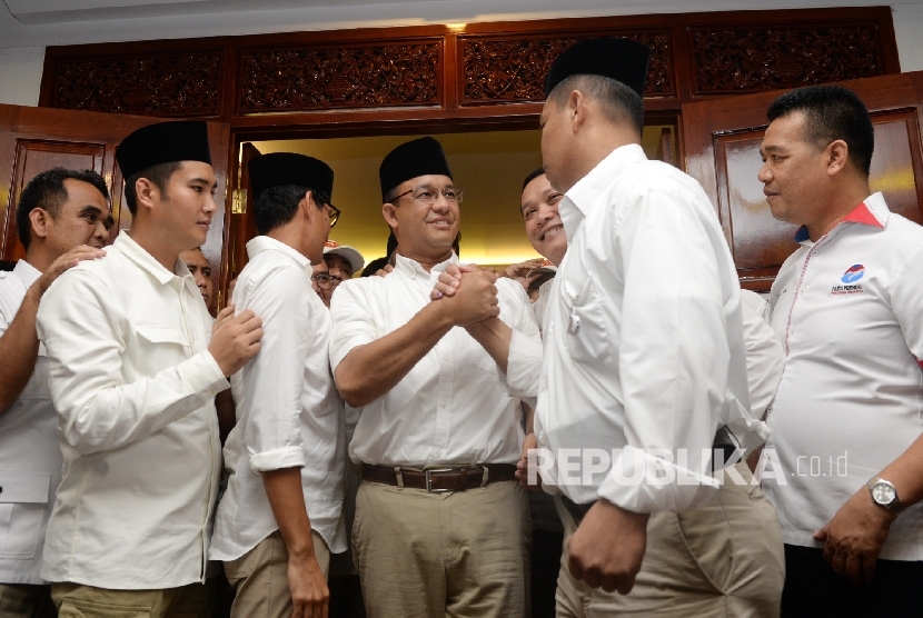 Pasangan Cagub Cawagub DKI Jakarta Anies Baswedan dan Sandiaga Uno menerima ucapan selamat dari simpatisan usai menggelar konferensi pers di Posko Pemenangan Paslon Anies-Sandi Kertajaya, Jakarta, Rabu (19/4).