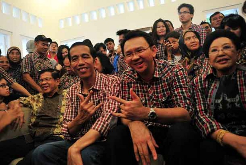 Pasangan Cagub/Cawagub DKI Jakarta Jokowi (depan kedua kiri) dan Ahok (depan kedua kanan) bersama pendukungnya di posko Tim Sukses di Jalan Borobudur, Jakarta, Rabu (11/7).