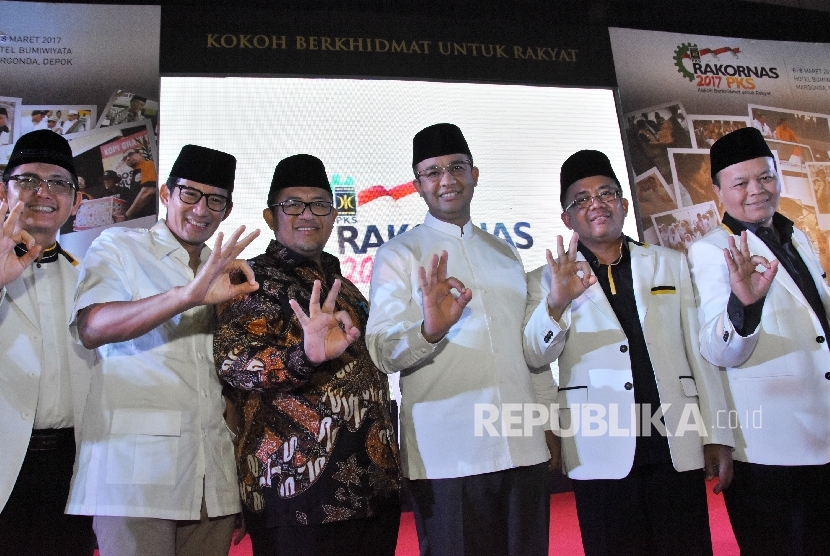 Anies Baswedan (ketiga kanan)-Sandiaga Uno (kedua kiri) bersama Presiden PKS Mohamad Sohibul Iman (kedua kanan), Wakil Ketua Majelis Syuro Hidayat Nur Wahid (kanan), dan Gubernur Jawa Barat Ahmad Heryawan.