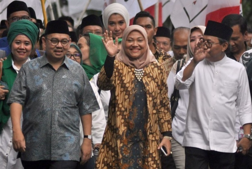Pasangan cagub-cawagub Sudirman Said dan Ida Fauziyah mendaftar ke kantor KPU Jawa Tengah, Rabu (10/1).