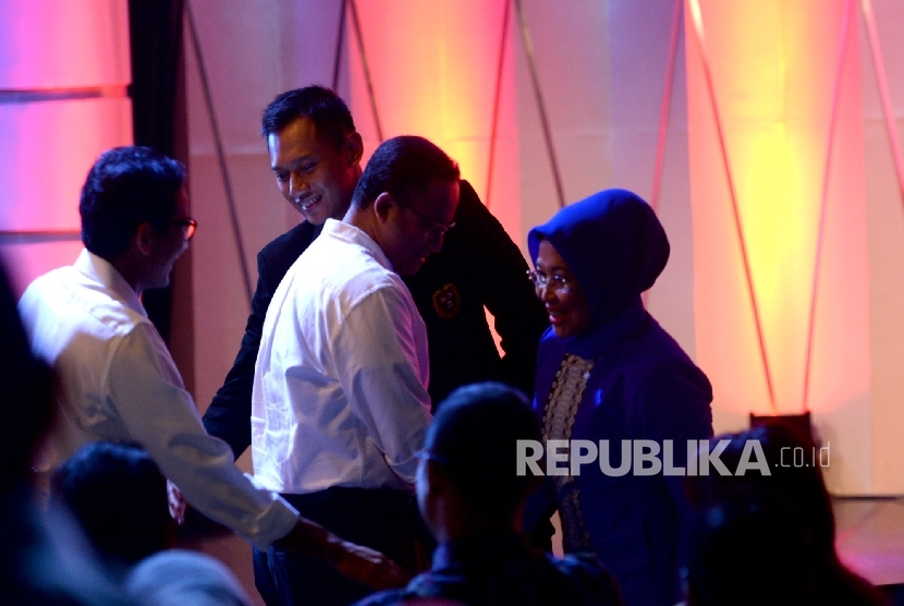 Pasangan Cagub dan Cawagub Anies Baswedan dan Sandiaga Uno berjabat tangan dengan Pasangan Cagub dan Cawagub Agus Harimurti Yudhoyono dan Silvyana Murni.