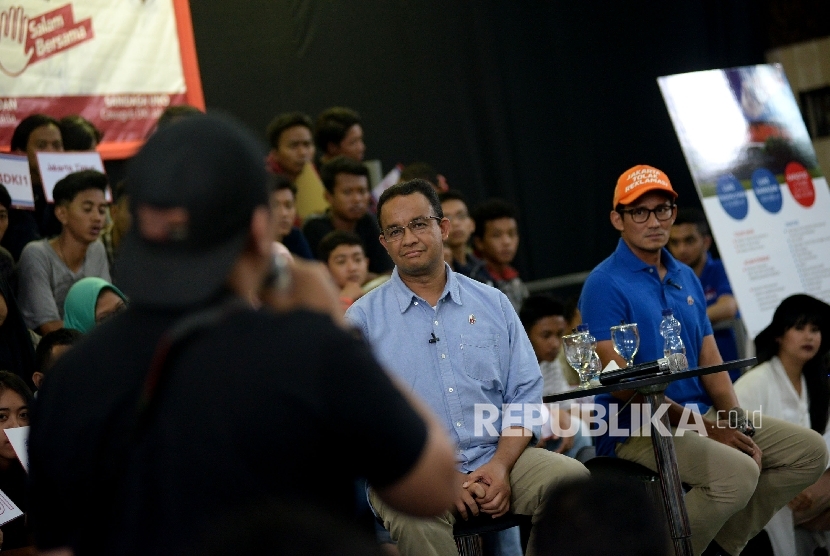 Pasangan Cagub dan Cawagub Anies Baswedan dan Sandiaga Uno saat dialog 