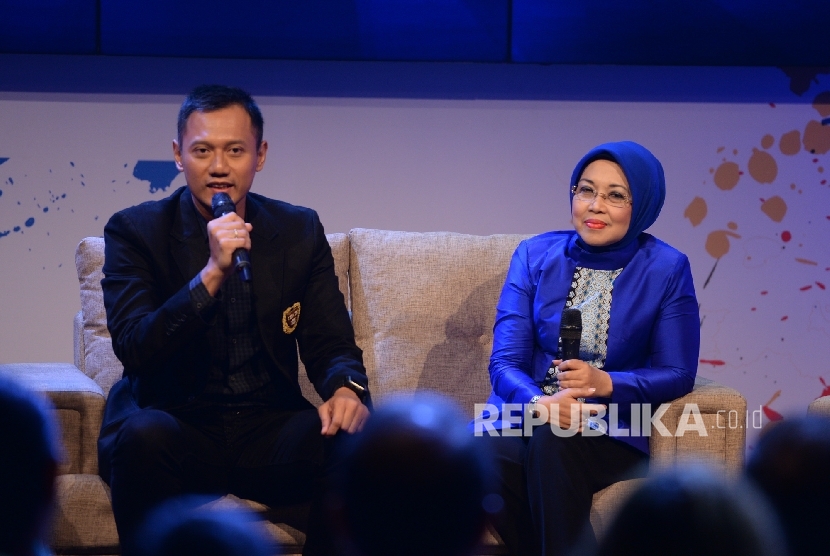 Pasangan Cagub dan Cawagub DKI Agus Harimurti Yudhoyono dan Silvyana Murni saat diskusi yang dipandu oleh Ronald Surapradja (kiri) dan Rahma Sarita pada peluncuran Jumpa Calon Pemimpin Jakarta di Studio Jak TV, Jakarta, Jumat (21/10).