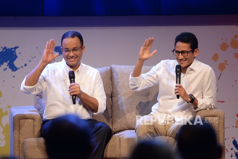 Pasangan Cagub dan Cawagub DKI Anies Baswedan dan Sandiaga Uno saat diskusi yang dipandu oleh Ronald Surapradja (kiri) dan Rahma Sarita pada peluncuran Jumpa Calon Pemimpin Jakarta di Studio Jak TV, Jakarta, Jumat (21/10).