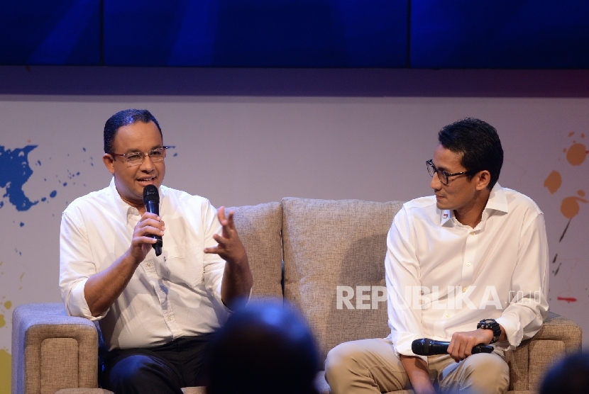 Pasangan Cagub dan Cawagub DKI Anies Baswedan dan Sandiaga Uno saat diskusi pada peluncuran Jumpa Calon Pemimpin Jakarta di Studio Jak TV, Jakarta, Jumat (21/10) malam.