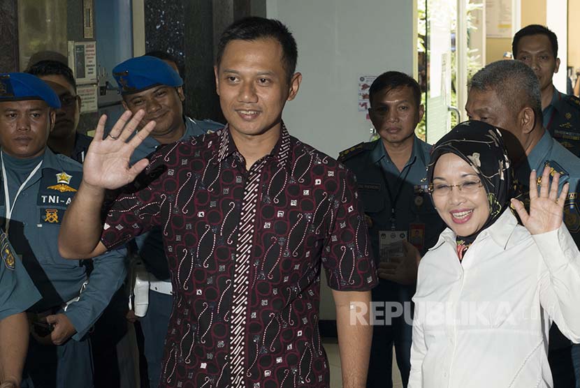 Pasangan Cagub dan Cawagub DKI Jakarta Agus Harimurti Yudhoyono (kiri) dan Sylviana (kanan) melambaikan tangan usai menjalani tes kesehatan di RSAL Mintohardjo, Jakarta, Sabtu (24/9)