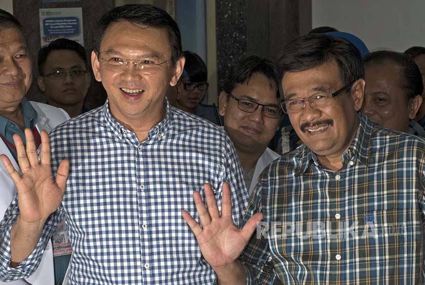 Pasangan Cagub dan Cawagub DKI Jakarta Basuki Tjahaja Purnama (kiri) dan Djarot Saiful Hidayat (kanan) melambaikan tangan usai menjalani tes kesehatan di RSAL Mintohardjo, Jakarta, Sabtu (24/9).