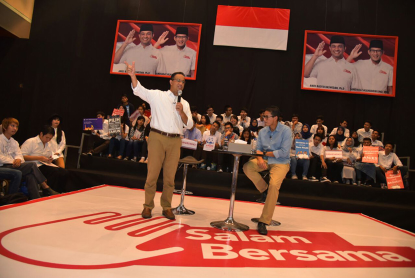 Pasangan cagub dan cawagub DKI Jakarta, Anies Baswedan-Sandiaga Uno, menghadiri acara 'Rabu Bersama' di GOR Sunter, Jakarta Utama, Rabu (11/1). 