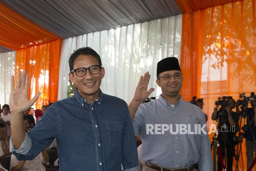 Pasangan Cagub dan Cawagub DKI Jakarta terpilih Anies Baswedan (kanan) dan Sandiaga Uno 