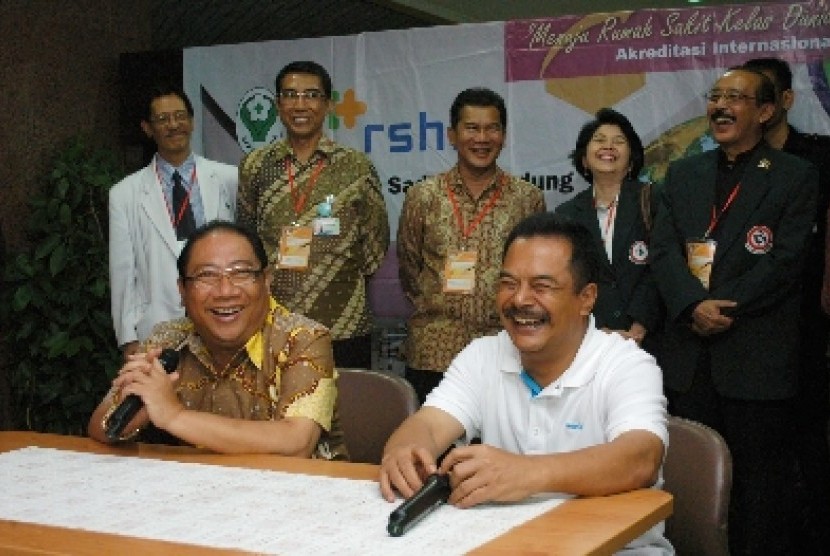 Pasangan cagub dan cawagub, Irianto MS Syafiuddin alias Yance (kiri) dan Tatang Farhanul Hakim (kanan), kepada wartawan menceriterakan pengalaman usai tes kesehatan di Rumah Sakit Hasan Sadikin (RSHS), Bandung, Ahad (25/11).