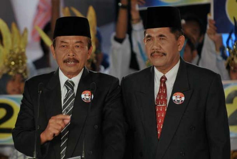 Pasangan cagub dan cawagub Jateng nomor urut dua Bibit Waluyo (kiri) dan Sudijono Sastroatmodjo (kanan) saat mengikuti debat kandidat calon gubernur dan wakil gubernur Jateng, di Semarang, Jumat (10/5) malam. 