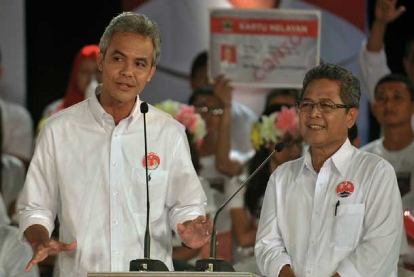 Pasangan cagub dan cawagub Jateng nomor urut tiga Ganjar Pranowo (kiri) dan Heru Sudjatmoko (kanan) saat mengikuti debat kandidat calon gubernur dan wakil gubernur Jateng, di Semarang, Jumat (10/5) malam. 